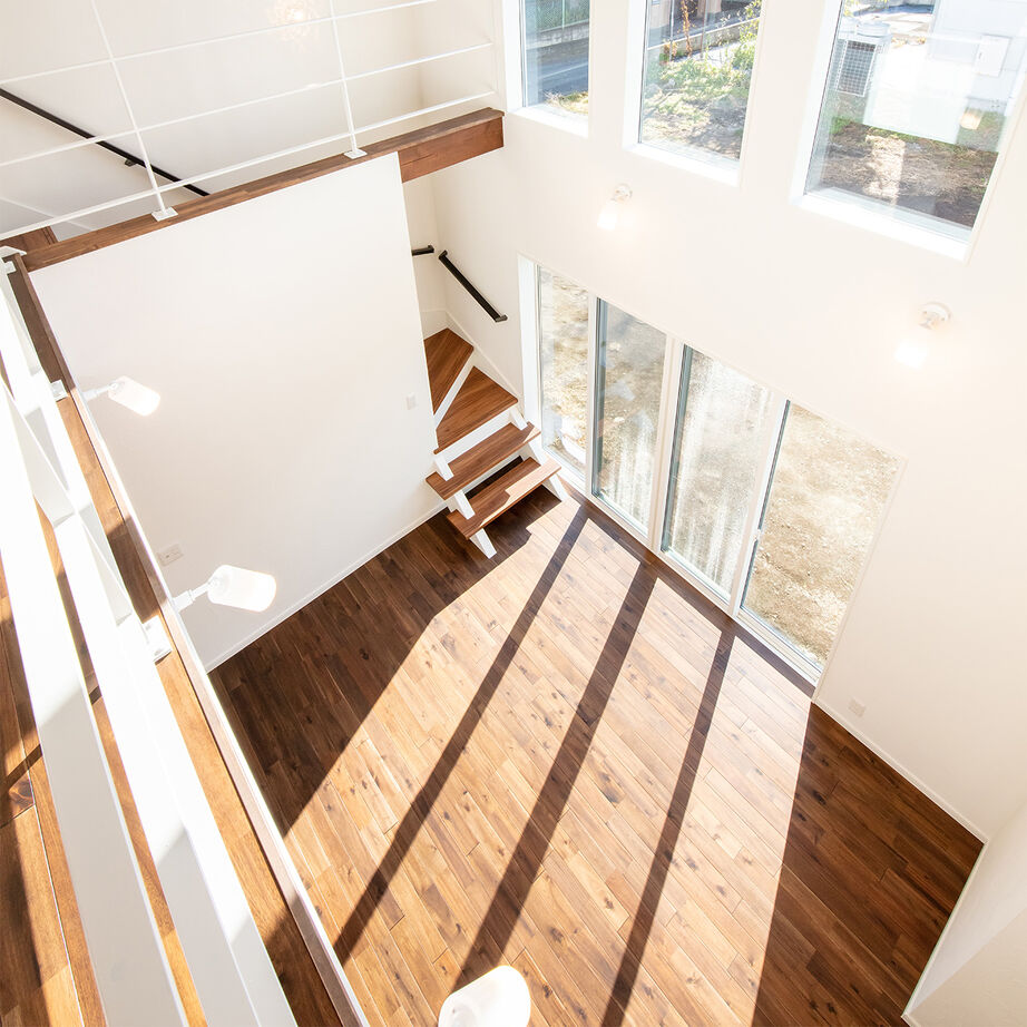 SAMATA 【2450万円/38.4坪】吹き抜けの三連窓から光が降り注ぐ、開放感あふれる住まいの建築実例画像6