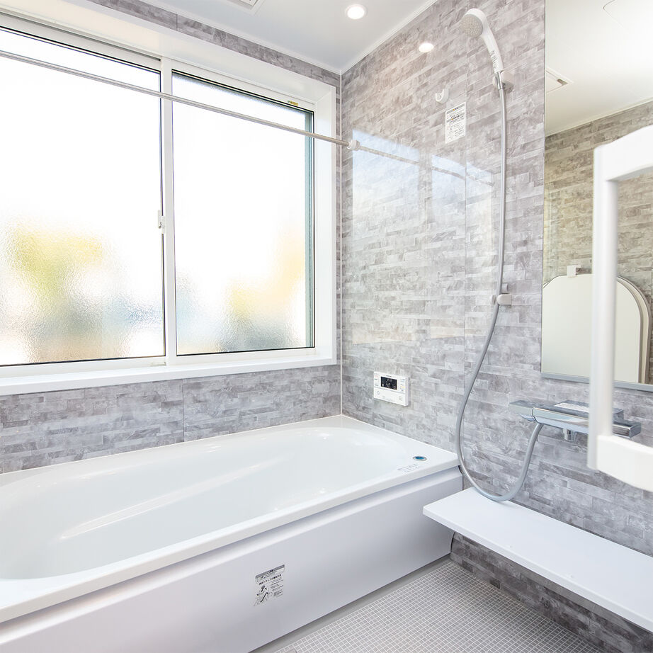 SAMATA 【2450万円/38.4坪】吹き抜けの三連窓から光が降り注ぐ、開放感あふれる住まいの建築実例画像7