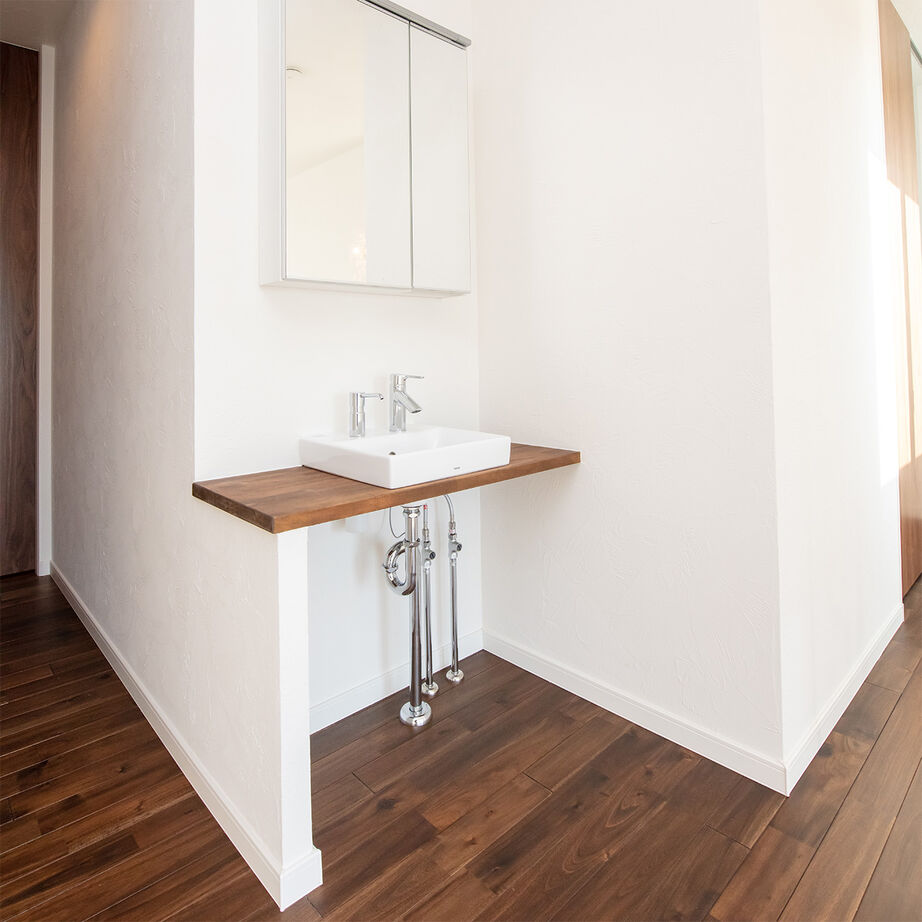 SAMATA 【2450万円/38.4坪】吹き抜けの三連窓から光が降り注ぐ、開放感あふれる住まいの建築実例画像8