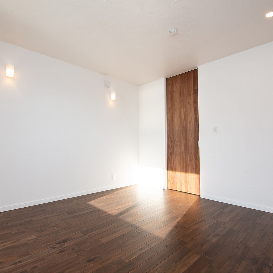 SAMATA 【2450万円/38.4坪】吹き抜けの三連窓から光が降り注ぐ、開放感あふれる住まいの建築実例画像9