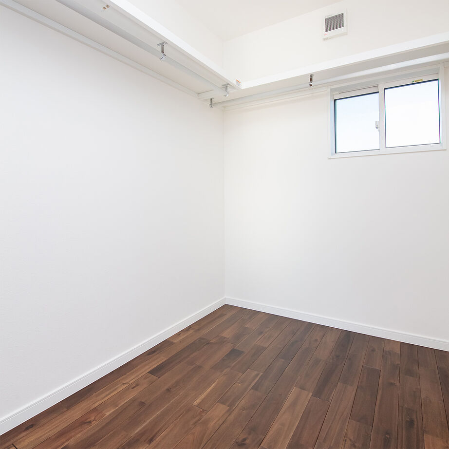 SAMATA 【2450万円/38.4坪】吹き抜けの三連窓から光が降り注ぐ、開放感あふれる住まいの建築実例画像10