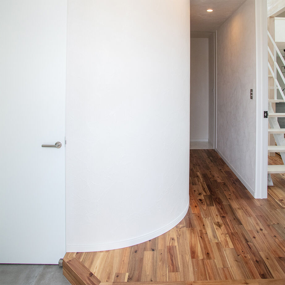 SAMATA 【3087万円/35坪】洗練された空間に、曲線やアクセントクロスの遊び心を加えた家の建築実例画像2