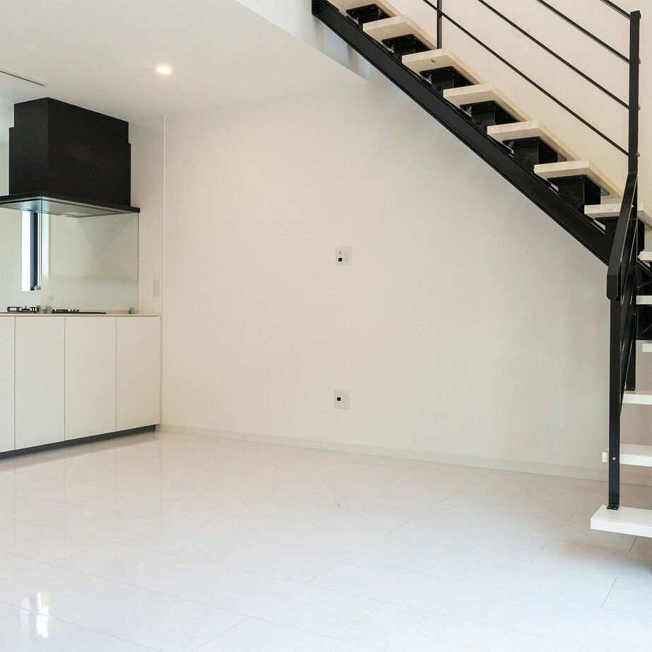 SAMATA 【3070万円/34.74坪/間取り図あり】三連窓と吹き抜けで光あふれる、開放感とくつろぎの家の建築実例画像2