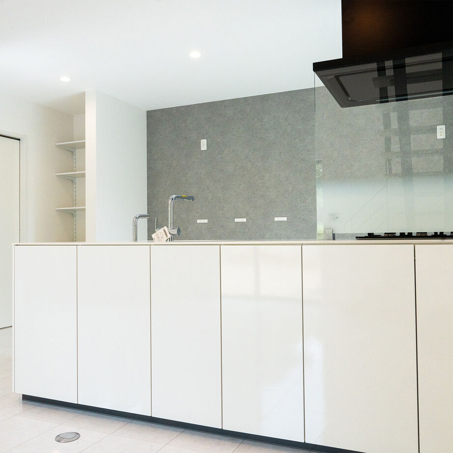 SAMATA 【3070万円/34.74坪/間取り図あり】三連窓と吹き抜けで光あふれる、開放感とくつろぎの家の建築実例画像3