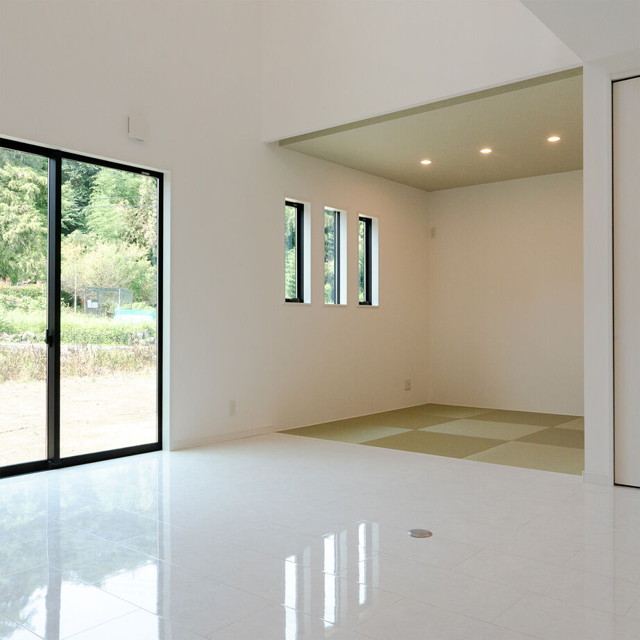 SAMATA 【3070万円/34.74坪/間取り図あり】三連窓と吹き抜けで光あふれる、開放感とくつろぎの家の建築実例画像4