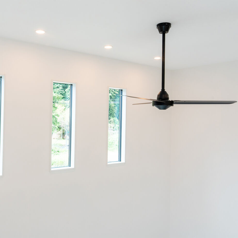 SAMATA 【3070万円/34.74坪/間取り図あり】三連窓と吹き抜けで光あふれる、開放感とくつろぎの家の建築実例画像5