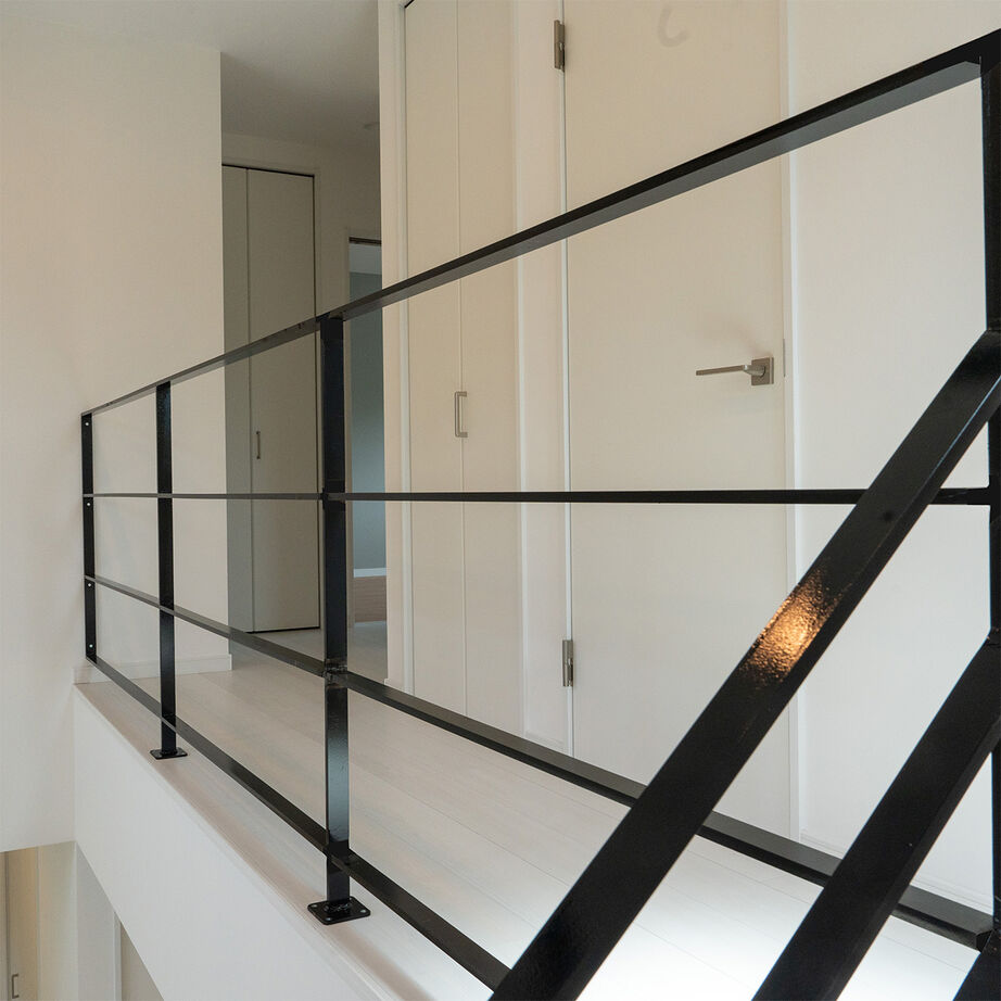 SAMATA 【3070万円/34.74坪/間取り図あり】三連窓と吹き抜けで光あふれる、開放感とくつろぎの家の建築実例画像6