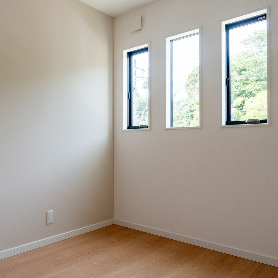 SAMATA 【3070万円/34.74坪/間取り図あり】三連窓と吹き抜けで光あふれる、開放感とくつろぎの家の建築実例画像8