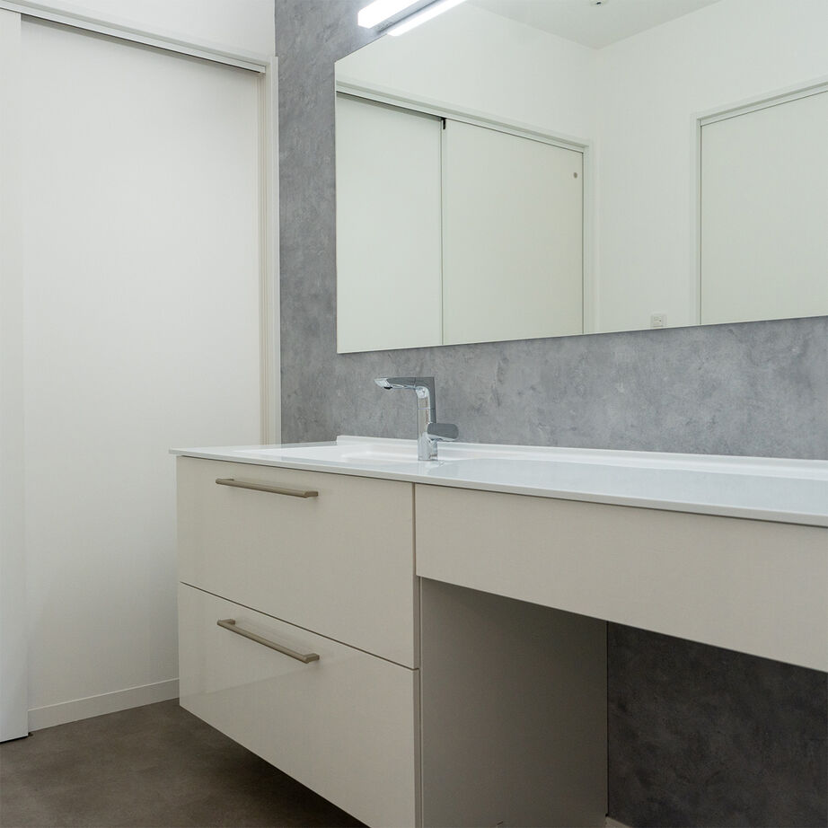 SAMATA 【3070万円/34.74坪/間取り図あり】三連窓と吹き抜けで光あふれる、開放感とくつろぎの家の建築実例画像9