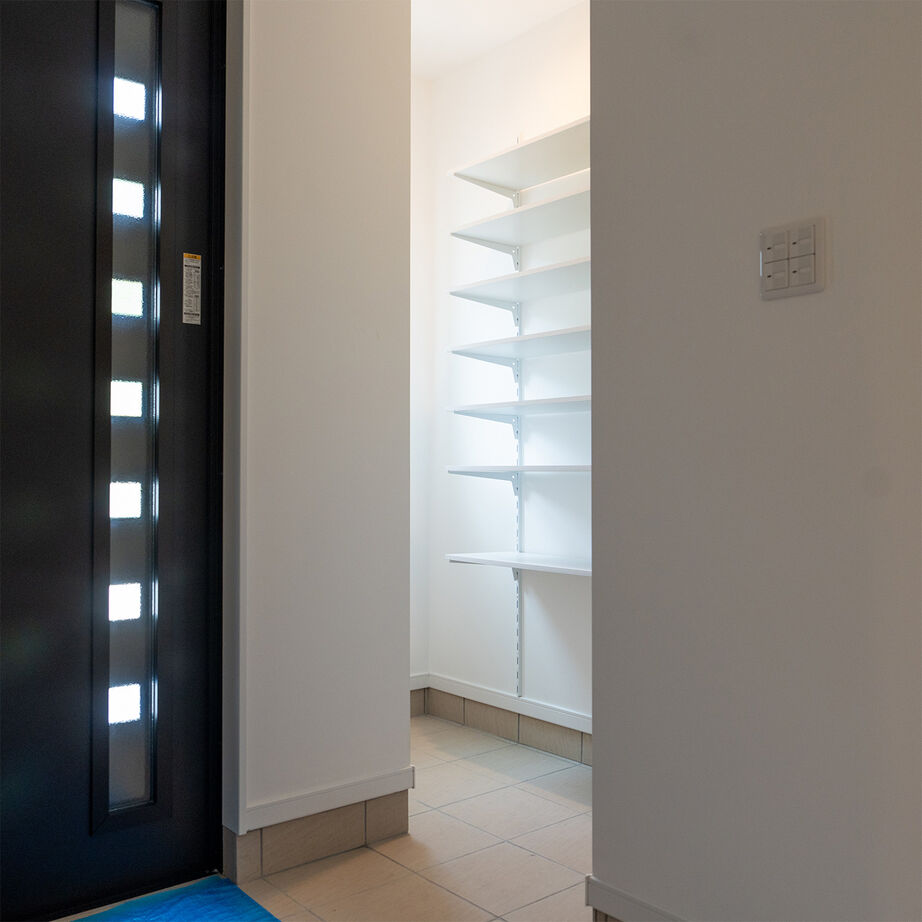 SAMATA 【3070万円/34.74坪/間取り図あり】三連窓と吹き抜けで光あふれる、開放感とくつろぎの家の建築実例画像10