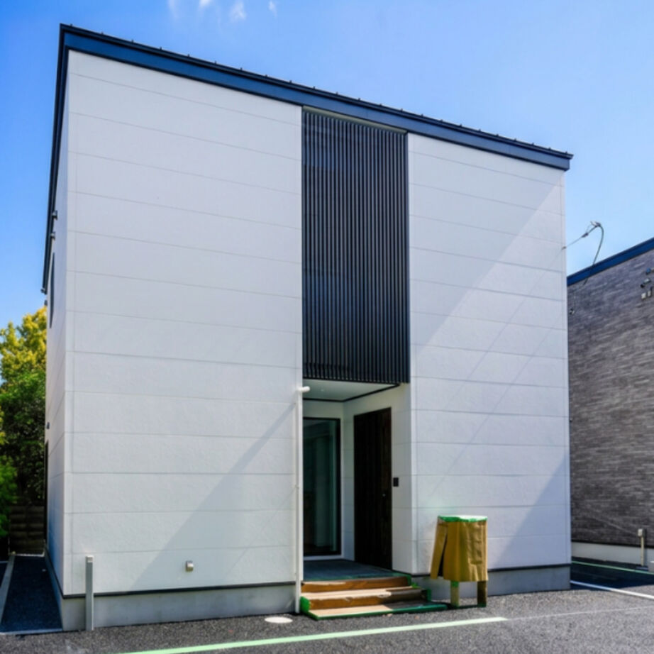 SAMATA 【2230万円/30.94坪】格子が視線を遮る、プライベートなインナーバルコニーの家の建築実例画像