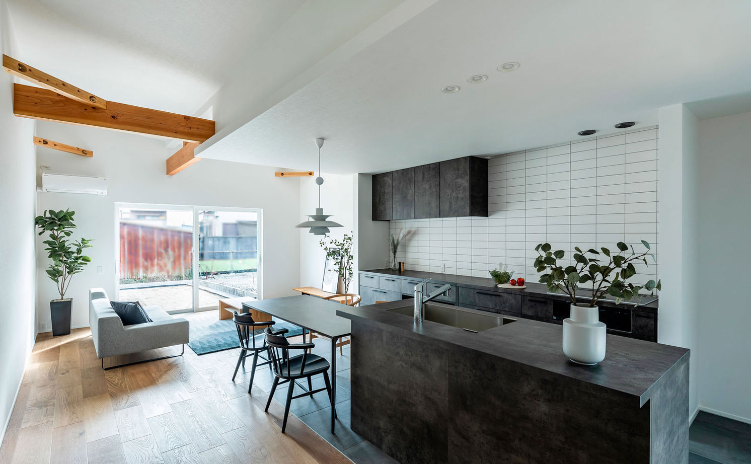 リグスタイルカンパニー 【2000万円台×31坪×中庭｜間取り有】「コの字の平屋と比較し、日照シミュレーションで明るい2階建てに」の建築実例画像2