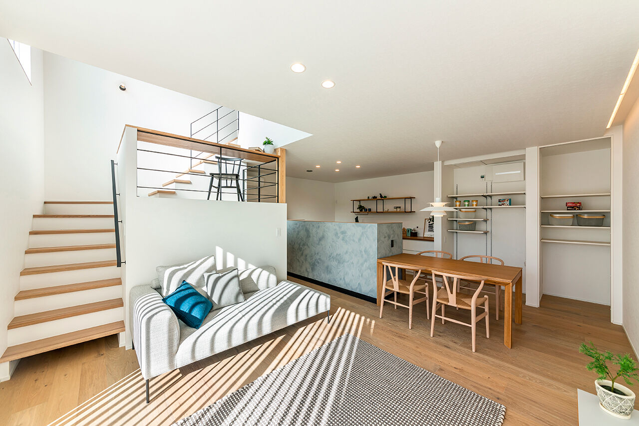 リグスタイルカンパニー 【2000万円台｜30坪未満｜間取り有】スキップフロアは書斎やシアタールームに。シンプルでコンパクトな家の建築実例画像2