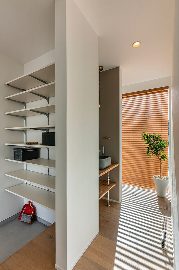 リグスタイルカンパニー 【2000万円台｜30坪未満｜間取り有】スキップフロアは書斎やシアタールームに。シンプルでコンパクトな家の建築実例画像6