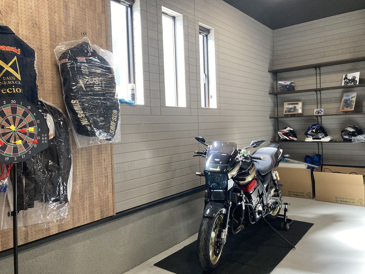 一建設 【2300万円／ビルトインガレージ／間取図有】リビングから愛車を眺められるビルトインガレージのある黒の家の建築実例画像2