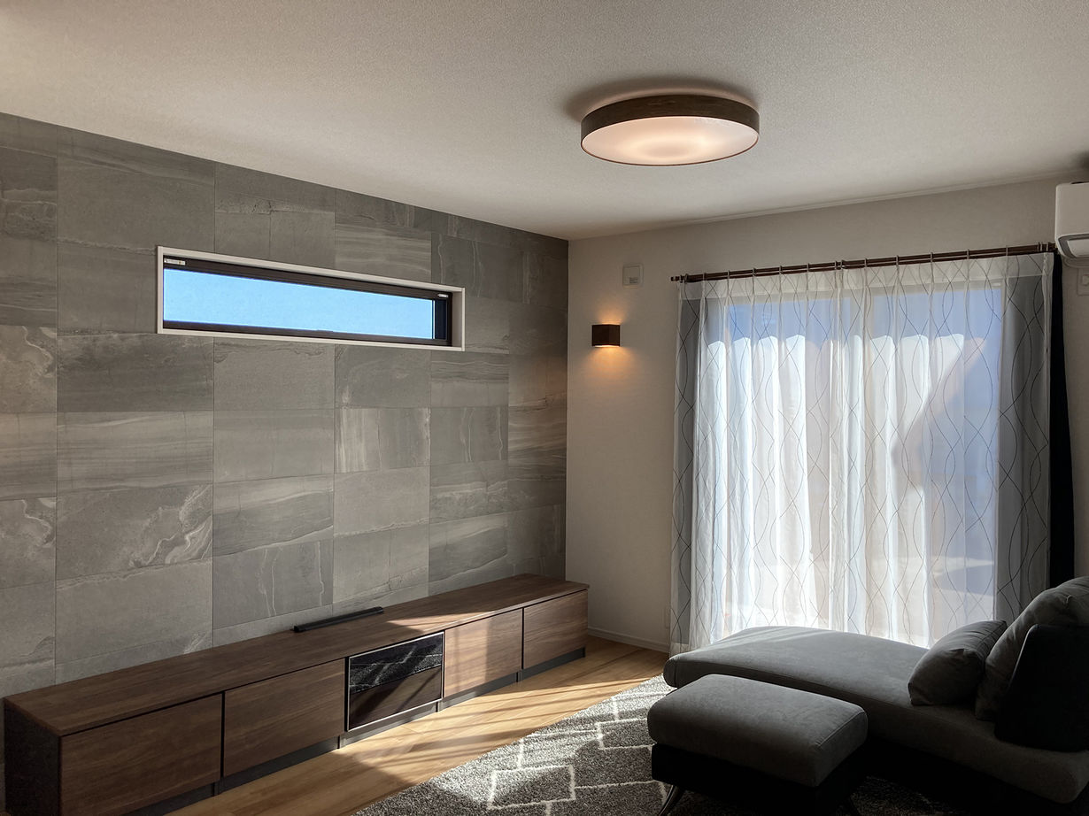 一建設 【2300万円／ビルトインガレージ／間取図有】リビングから愛車を眺められるビルトインガレージのある黒の家の建築実例画像3