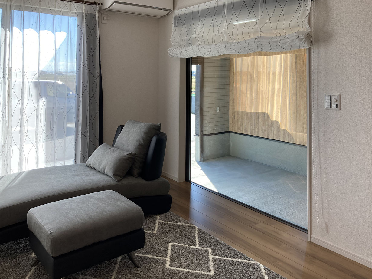 一建設 【2300万円／ビルトインガレージ／間取図有】リビングから愛車を眺められるビルトインガレージのある黒の家の建築実例画像4