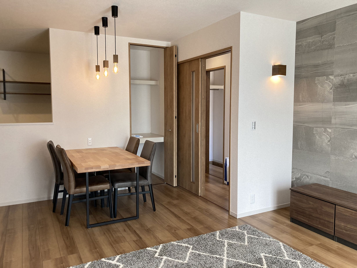 一建設 【2300万円／ビルトインガレージ／間取図有】リビングから愛車を眺められるビルトインガレージのある黒の家の建築実例画像5