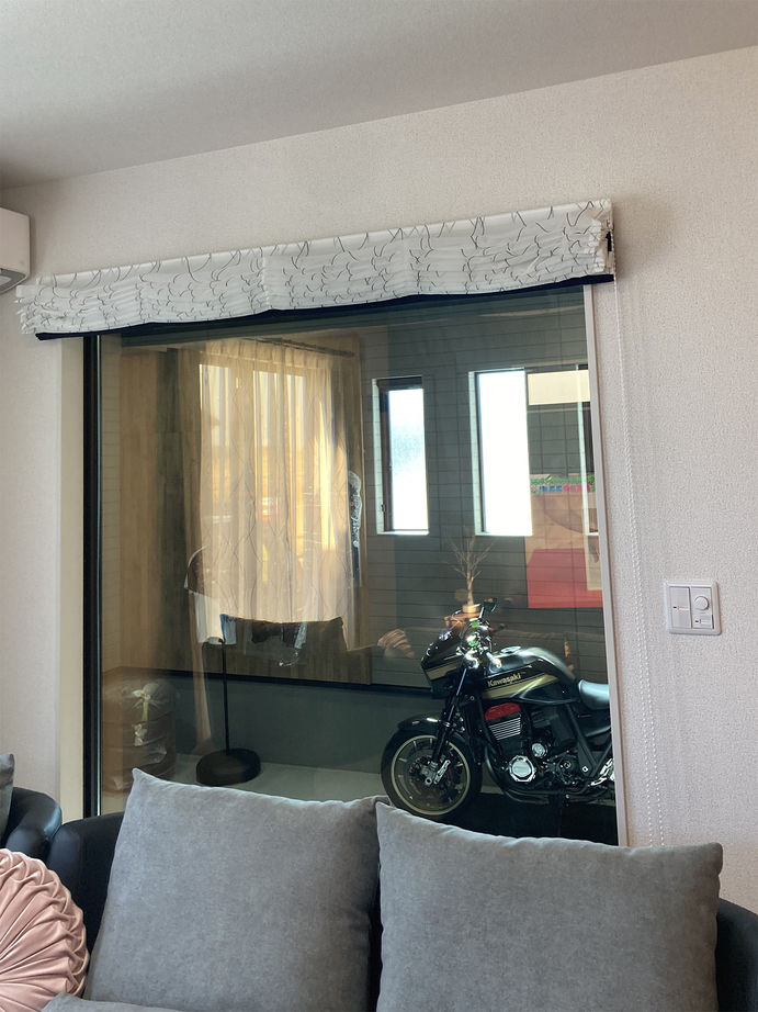 一建設 【2300万円／ビルトインガレージ／間取図有】リビングから愛車を眺められるビルトインガレージのある黒の家の建築実例画像6