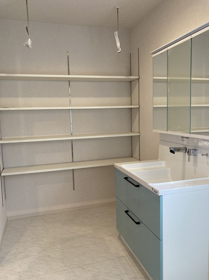 一建設 【2300万円／ビルトインガレージ／間取図有】リビングから愛車を眺められるビルトインガレージのある黒の家の建築実例画像7