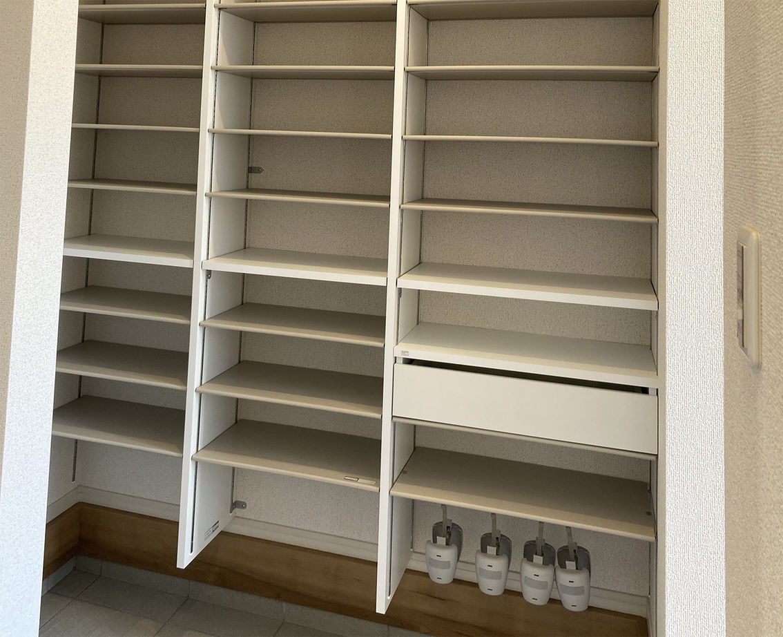 一建設 【2300万円／ビルトインガレージ／間取図有】リビングから愛車を眺められるビルトインガレージのある黒の家の建築実例画像8