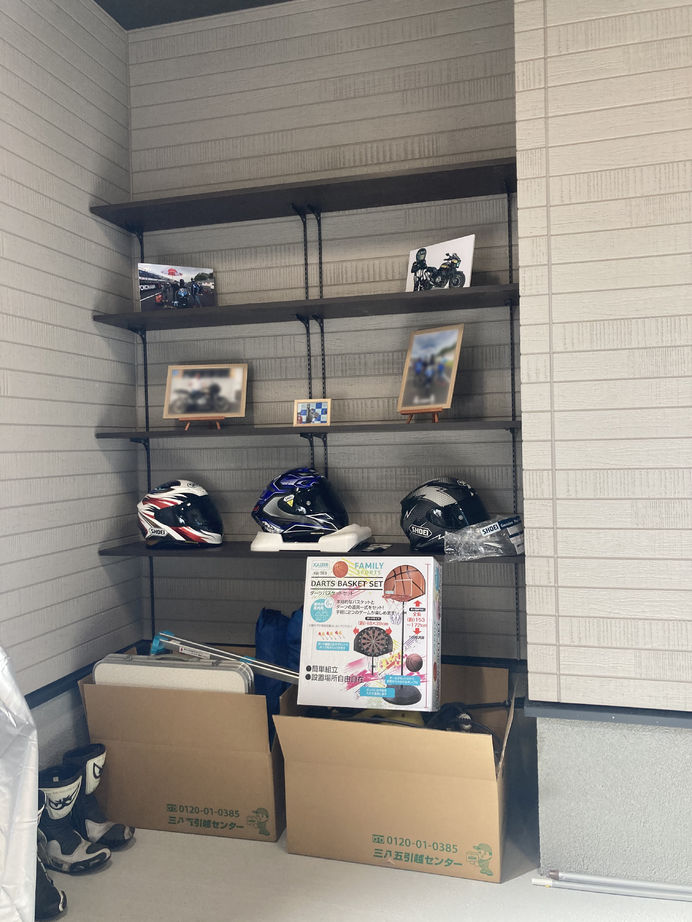 一建設 【2300万円／ビルトインガレージ／間取図有】リビングから愛車を眺められるビルトインガレージのある黒の家の建築実例画像9