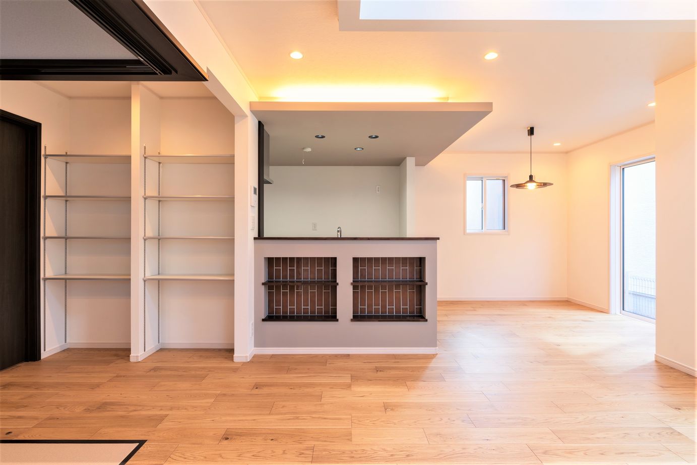 東海住宅 【1000万円台/収納充実/吹き抜け/土地探しからご一緒に】間接照明や タイルを使用したモダンハウスの建築実例画像2