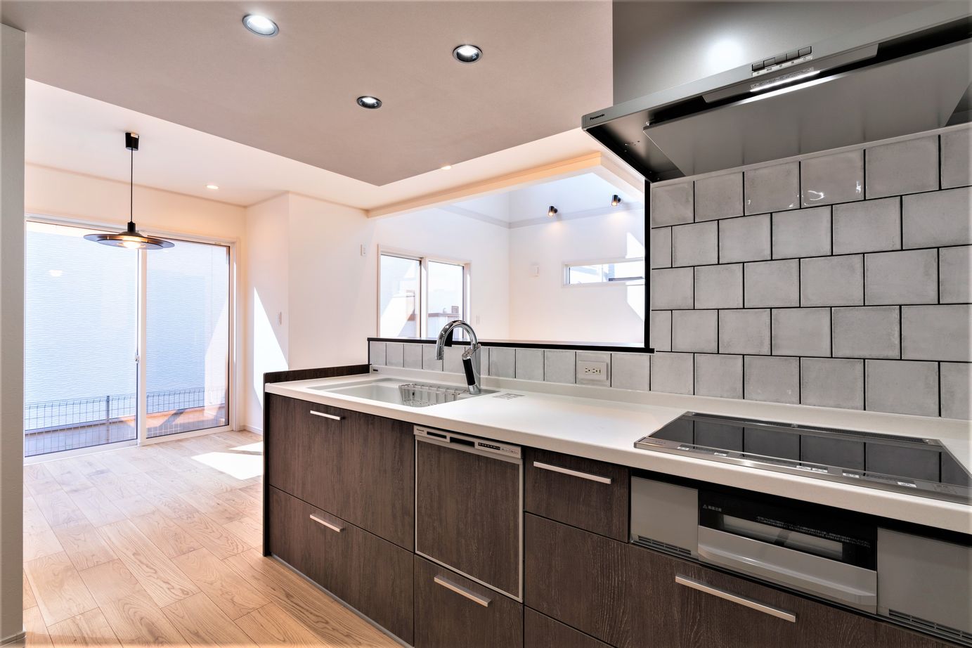 東海住宅 【1000万円台/収納充実/吹き抜け/土地探しからご一緒に】間接照明や タイルを使用したモダンハウスの建築実例画像3