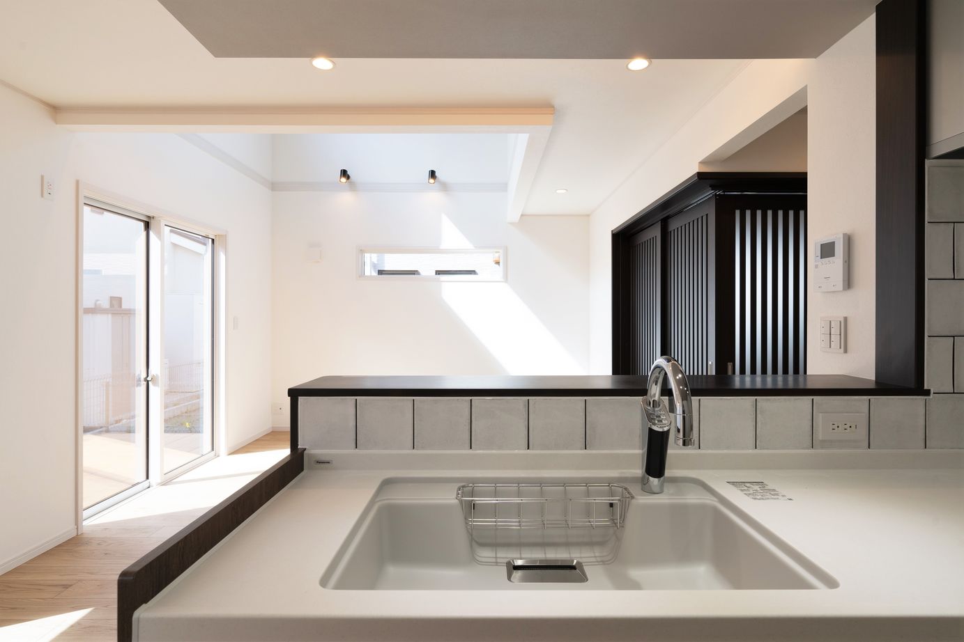 東海住宅 【1000万円台/収納充実/吹き抜け/土地探しからご一緒に】間接照明や タイルを使用したモダンハウスの建築実例画像5