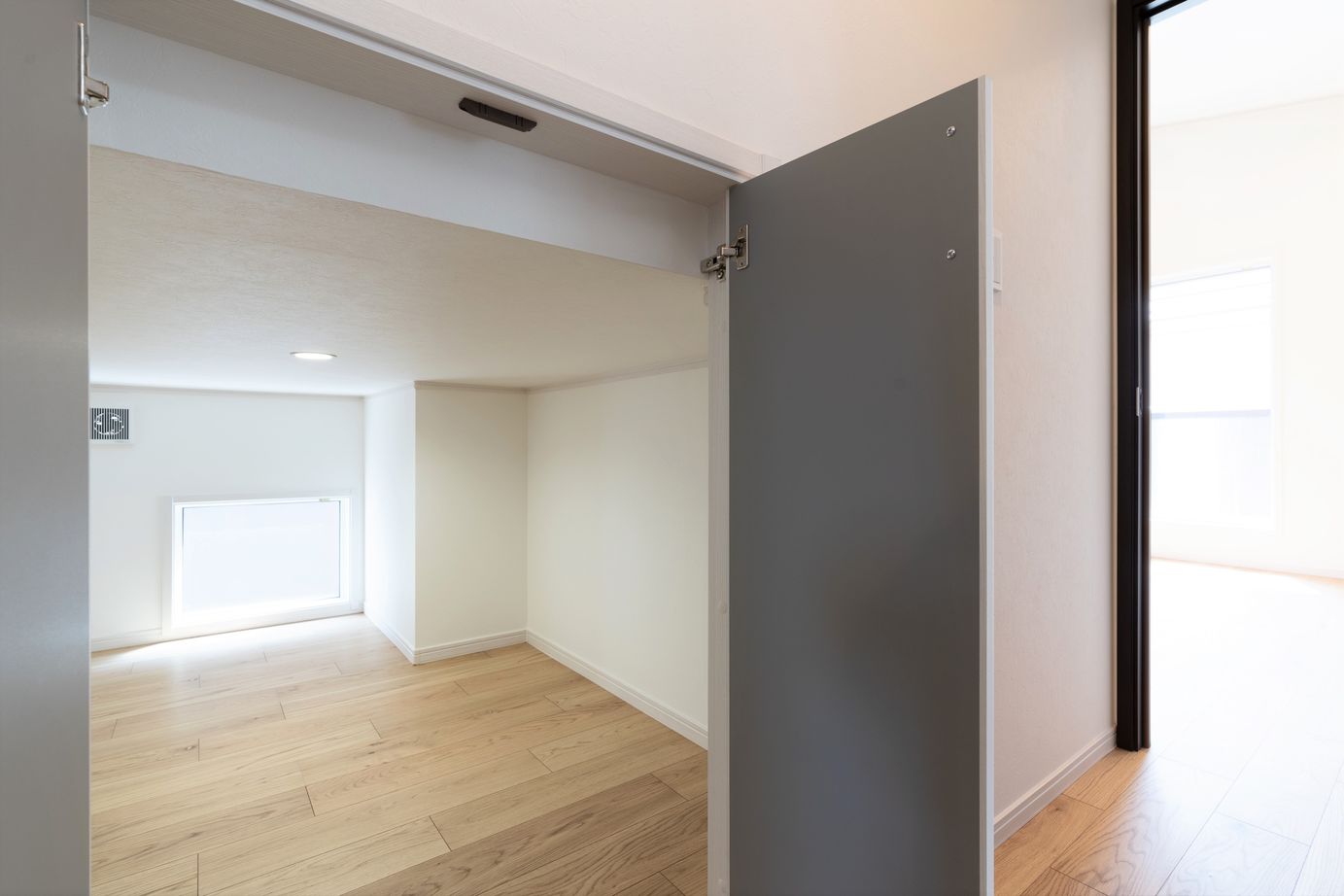 東海住宅 【1000万円台/収納充実/吹き抜け/土地探しからご一緒に】間接照明や タイルを使用したモダンハウスの建築実例画像8