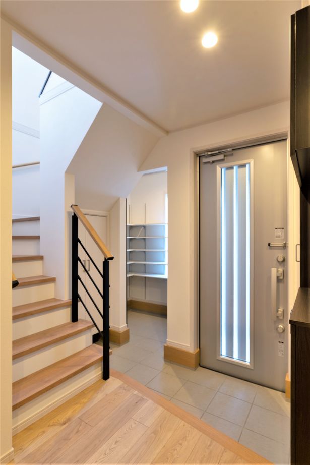 東海住宅 【1000万円台/収納充実/吹き抜け/土地探しからご一緒に】間接照明や タイルを使用したモダンハウスの建築実例画像9