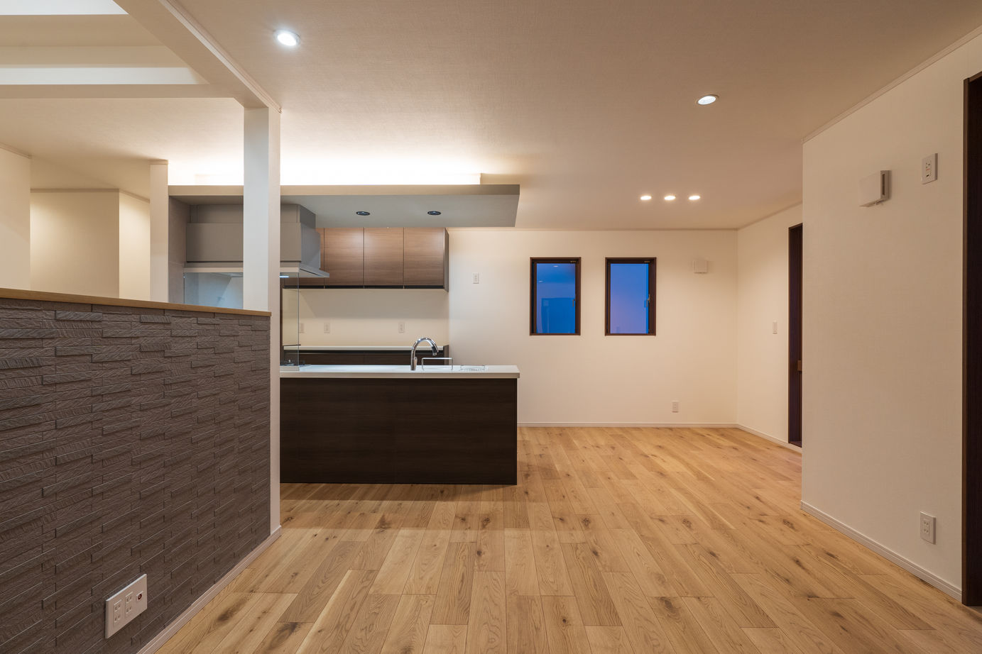 東海住宅 【1800万円/収納充実/土地探しからご一緒に】スタイリッシュな外観と、優しい木のぬくもりを感じるお住まいの建築実例画像2