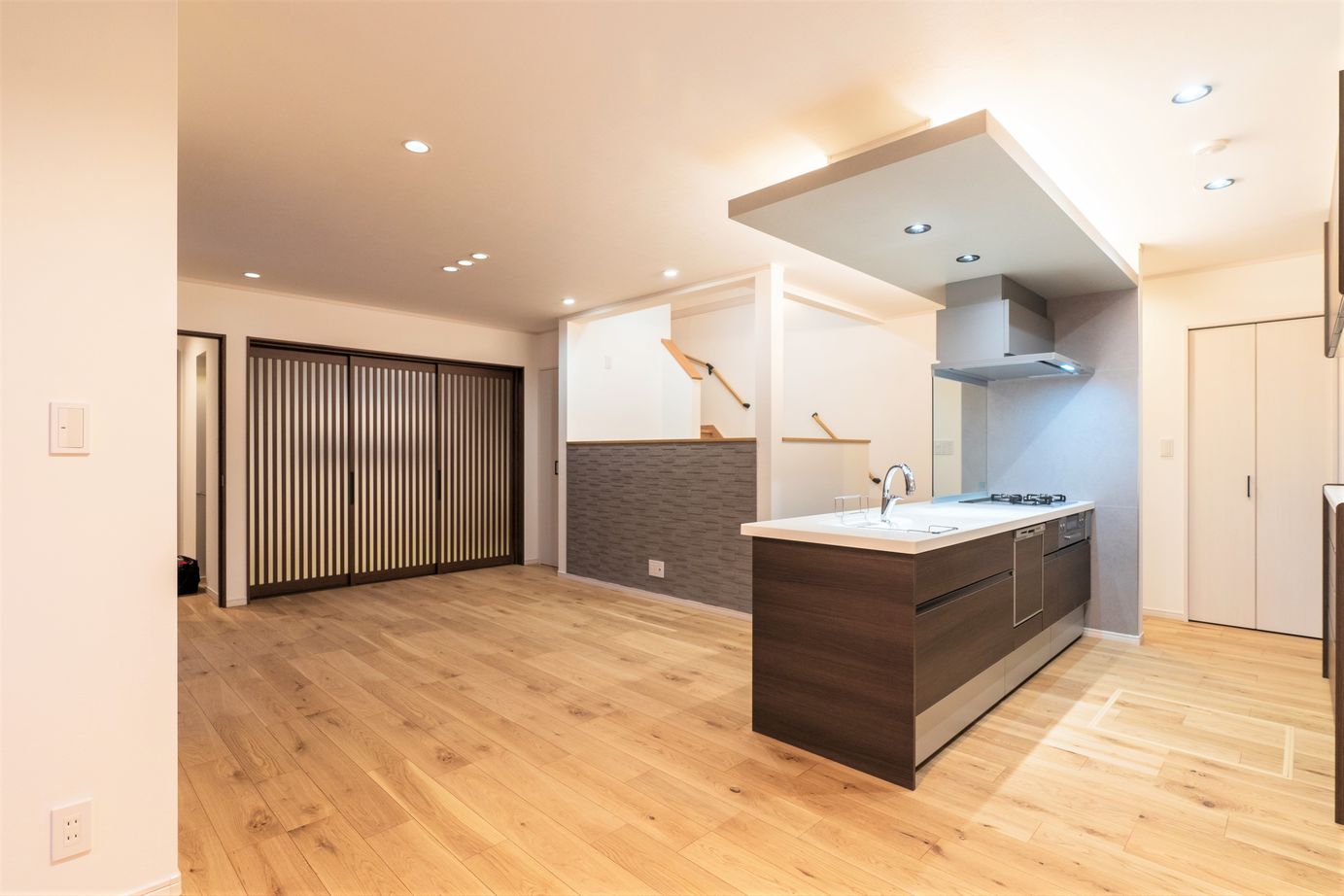 東海住宅 【1800万円/収納充実/土地探しからご一緒に】スタイリッシュな外観と、優しい木のぬくもりを感じるお住まいの建築実例画像3