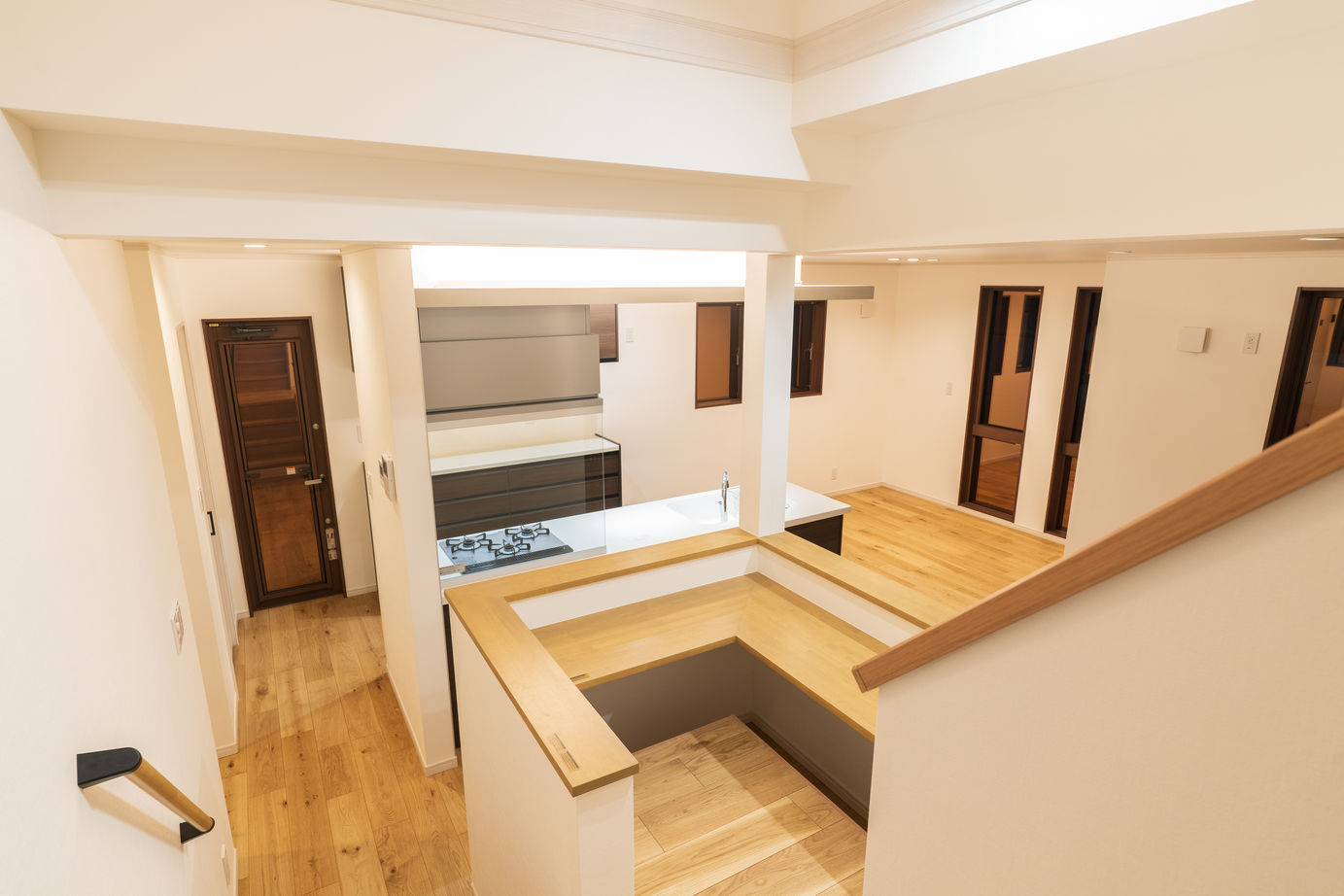 東海住宅 【1800万円/収納充実/土地探しからご一緒に】スタイリッシュな外観と、優しい木のぬくもりを感じるお住まいの建築実例画像4