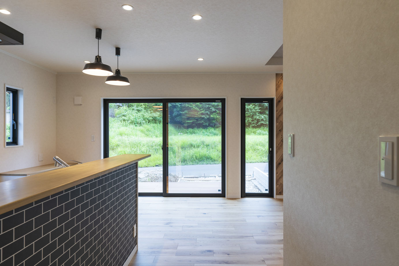 東海住宅 【収納充実｜家族時間を楽しむ】20畳のリビングをとことん楽しむ。家の中でも外でも家族時間を楽しむ暮らしの建築実例画像2