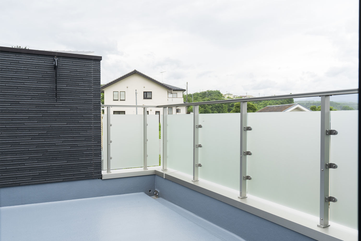 東海住宅 【収納充実｜家族時間を楽しむ】20畳のリビングをとことん楽しむ。家の中でも外でも家族時間を楽しむ暮らしの建築実例画像9