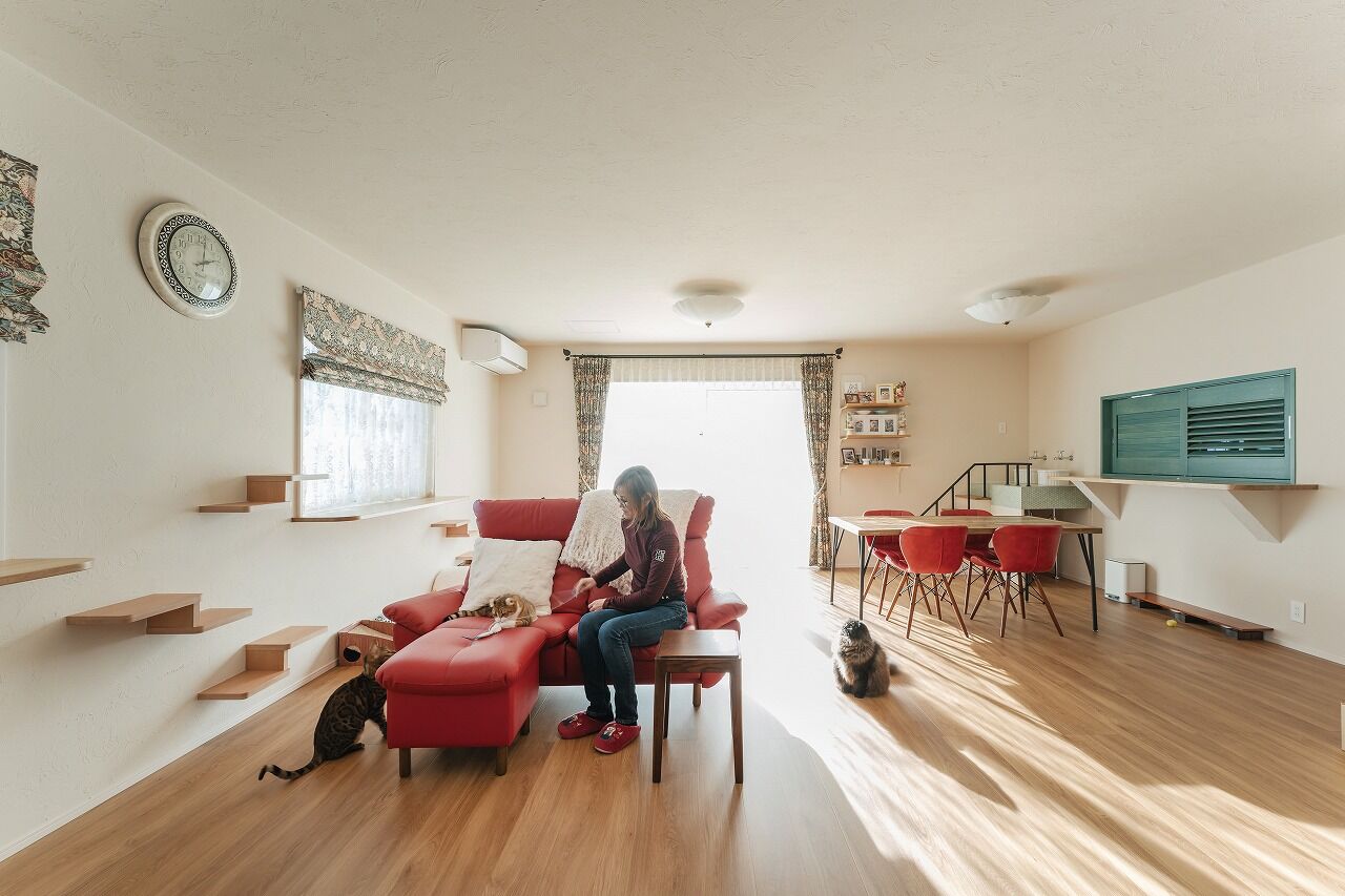 アゲルホーム 【趣味／ペット／サウナ／独立キッチン】趣味を楽しみ、愛猫たちも喜ぶ南欧デザインの家の建築実例画像3