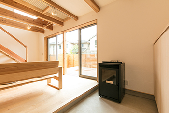 いがみ建築工房　伊神建設 【岐阜｜2000万円台】23坪とは思えないあふれる開放感！どこにいても家全体が見渡せる、2人と1匹の小さな家の建築実例画像2