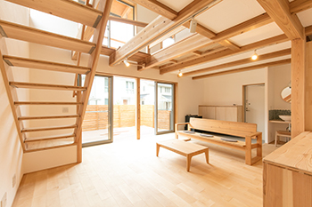 いがみ建築工房　伊神建設 【岐阜｜2000万円台】23坪とは思えないあふれる開放感！どこにいても家全体が見渡せる、2人と1匹の小さな家の建築実例画像3