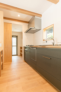 いがみ建築工房　伊神建設 【岐阜｜2000万円台】23坪とは思えないあふれる開放感！どこにいても家全体が見渡せる、2人と1匹の小さな家の建築実例画像4