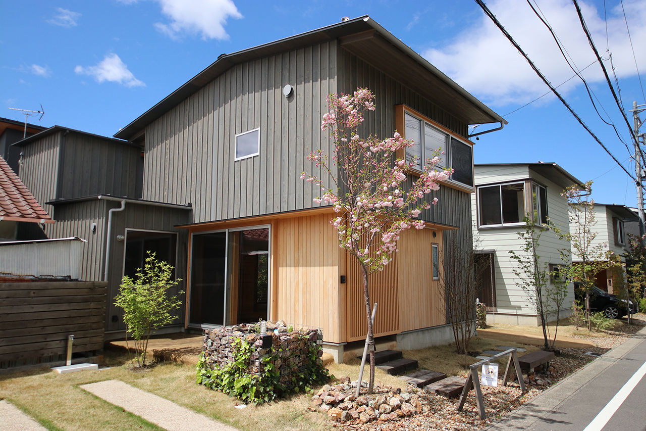 いがみ建築工房　伊神建設 【犬山市｜無垢床×塗り壁×2階リビング】屋根上デッキに離れ部屋もある「小さな家」の建築実例画像2