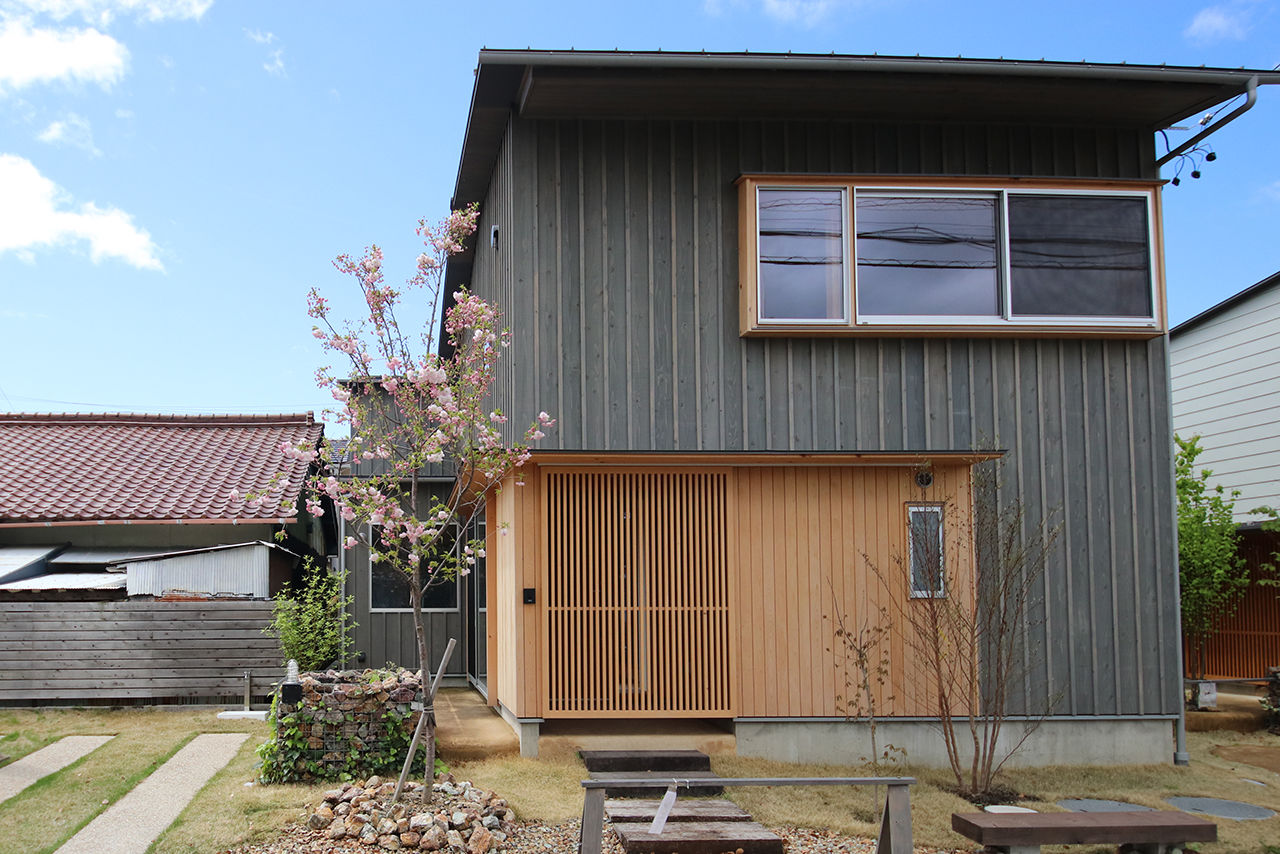 いがみ建築工房　伊神建設 【犬山市｜無垢床×塗り壁×2階リビング】屋根上デッキに離れ部屋もある「小さな家」の建築実例画像3