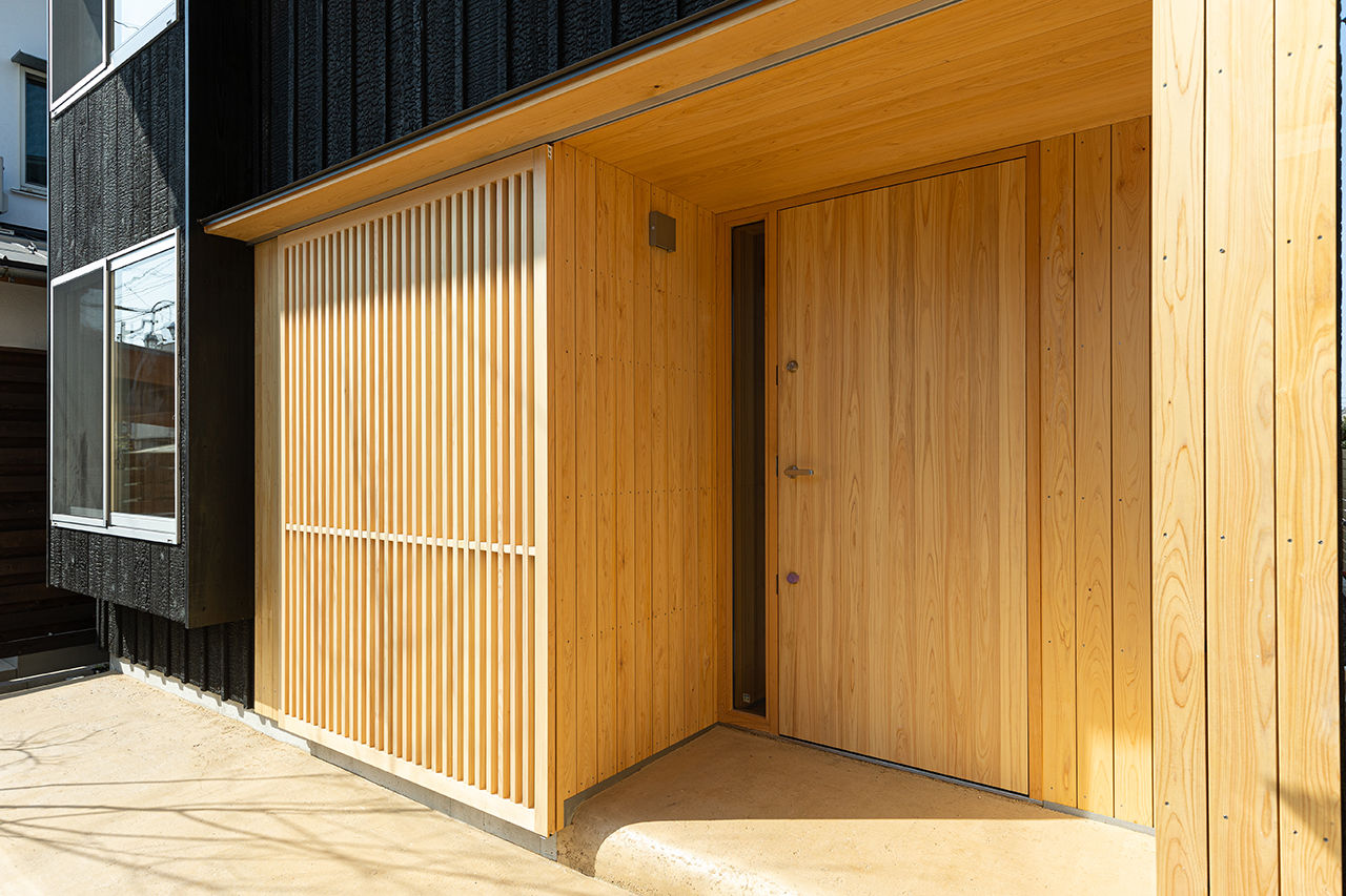 いがみ建築工房　伊神建設 【各務原市｜自然素材×焼杉壁】2階LDKで居場所もいっぱい。36坪の土地に建てた格子戸のある「小さな家」の建築実例画像2