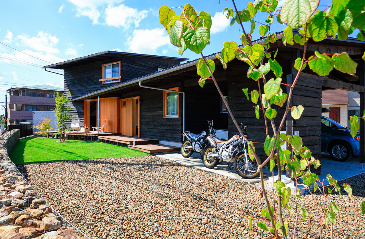 いがみ建築工房　伊神建設 【犬山市｜自然素材×インナーガレージ】黒い板張り壁と大きな軒がどこか懐かしさを感じさせてくれる家の建築実例画像2