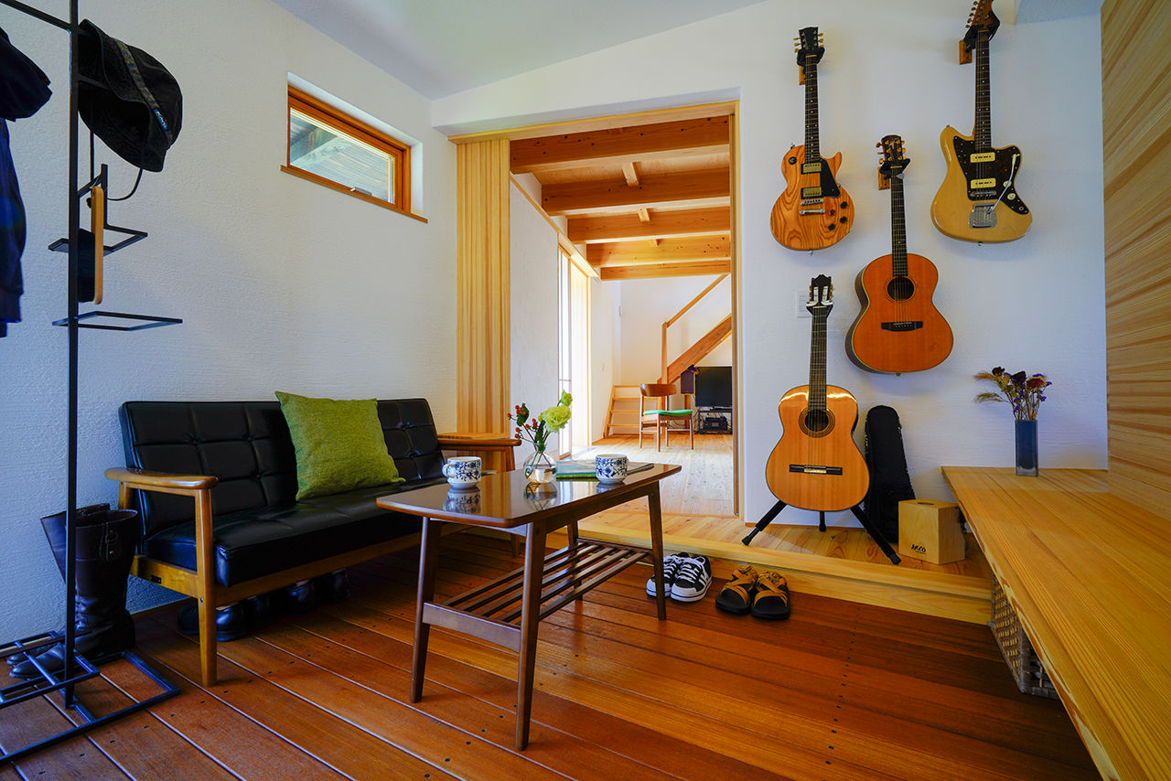 いがみ建築工房　伊神建設 【犬山市｜自然素材×インナーガレージ】黒い板張り壁と大きな軒がどこか懐かしさを感じさせてくれる家の建築実例画像3