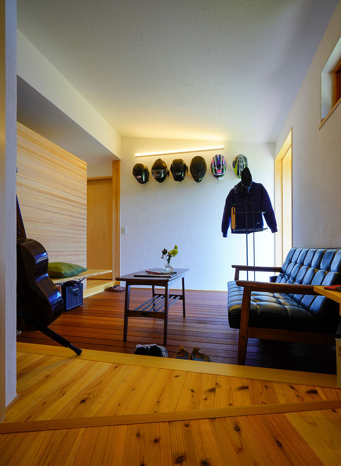 いがみ建築工房　伊神建設 【犬山市｜自然素材×インナーガレージ】黒い板張り壁と大きな軒がどこか懐かしさを感じさせてくれる家の建築実例画像4