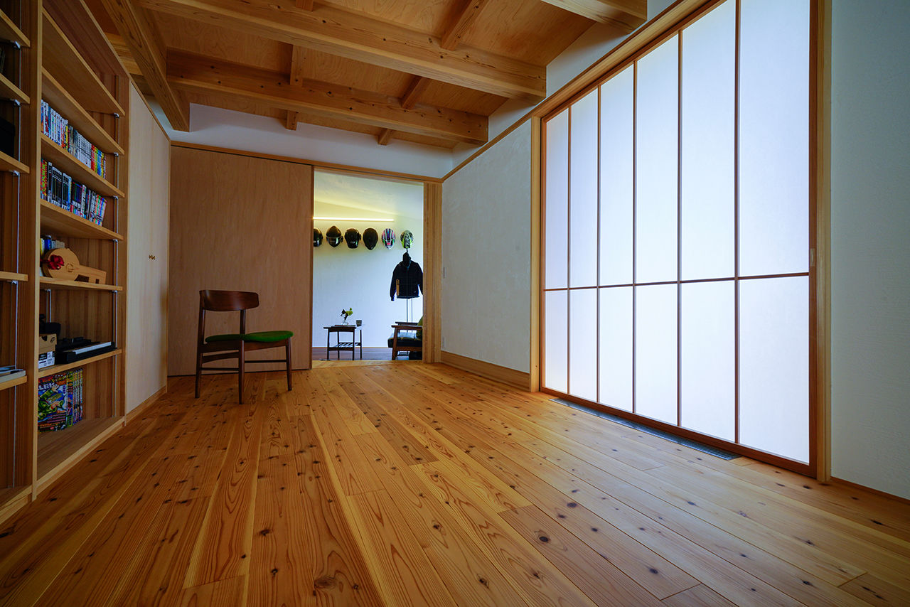 いがみ建築工房　伊神建設 【犬山市｜自然素材×インナーガレージ】黒い板張り壁と大きな軒がどこか懐かしさを感じさせてくれる家の建築実例画像5