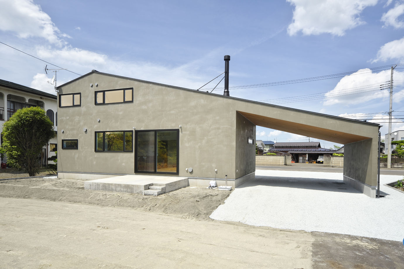 negla設計室 【2300万円・37坪】モルタル外壁と大地に根を張るような大屋根が重厚感を感じさせる住まいの建築実例画像2