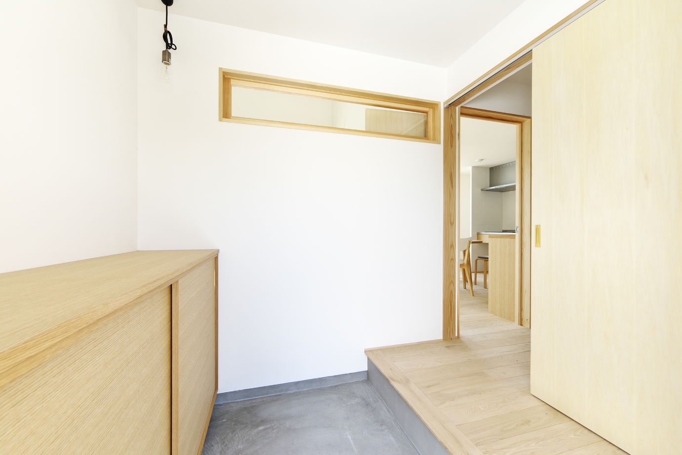 negla設計室 【2300万円・37坪】モルタル外壁と大地に根を張るような大屋根が重厚感を感じさせる住まいの建築実例画像3