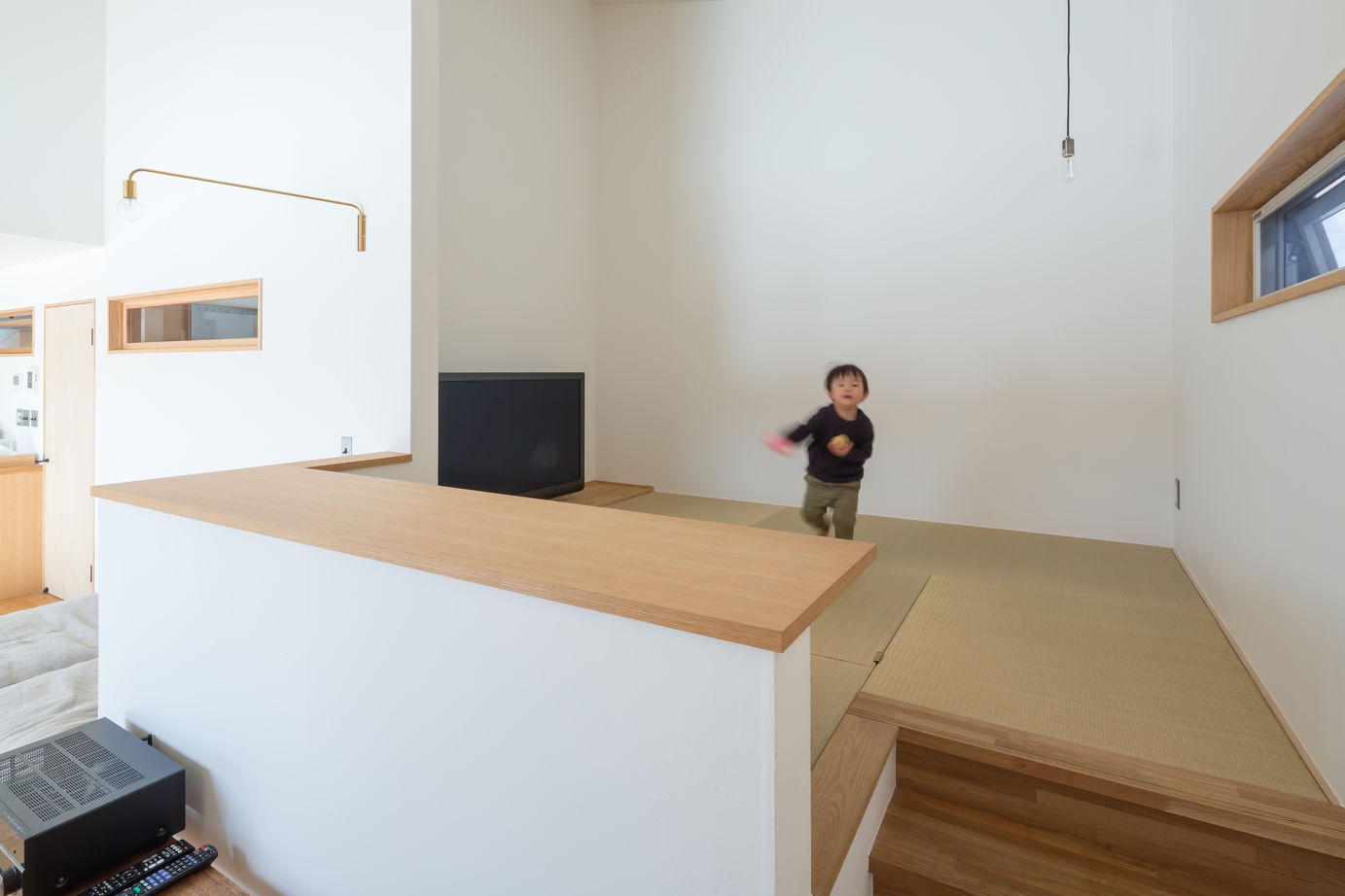 negla設計室 【2300万円・37坪】モルタル外壁と大地に根を張るような大屋根が重厚感を感じさせる住まいの建築実例画像6